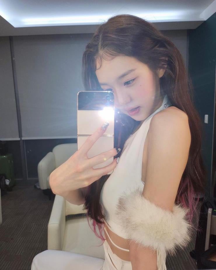 Mẹo chụp ảnh tự sướng trước gương giúp bạn xinh lung linh như idol Hàn Quốc - Ảnh 4